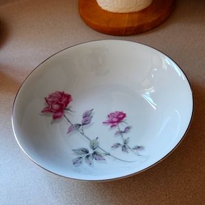 Nasco Fine China Rose Bramble serving bowl. Has a chip *see pics!